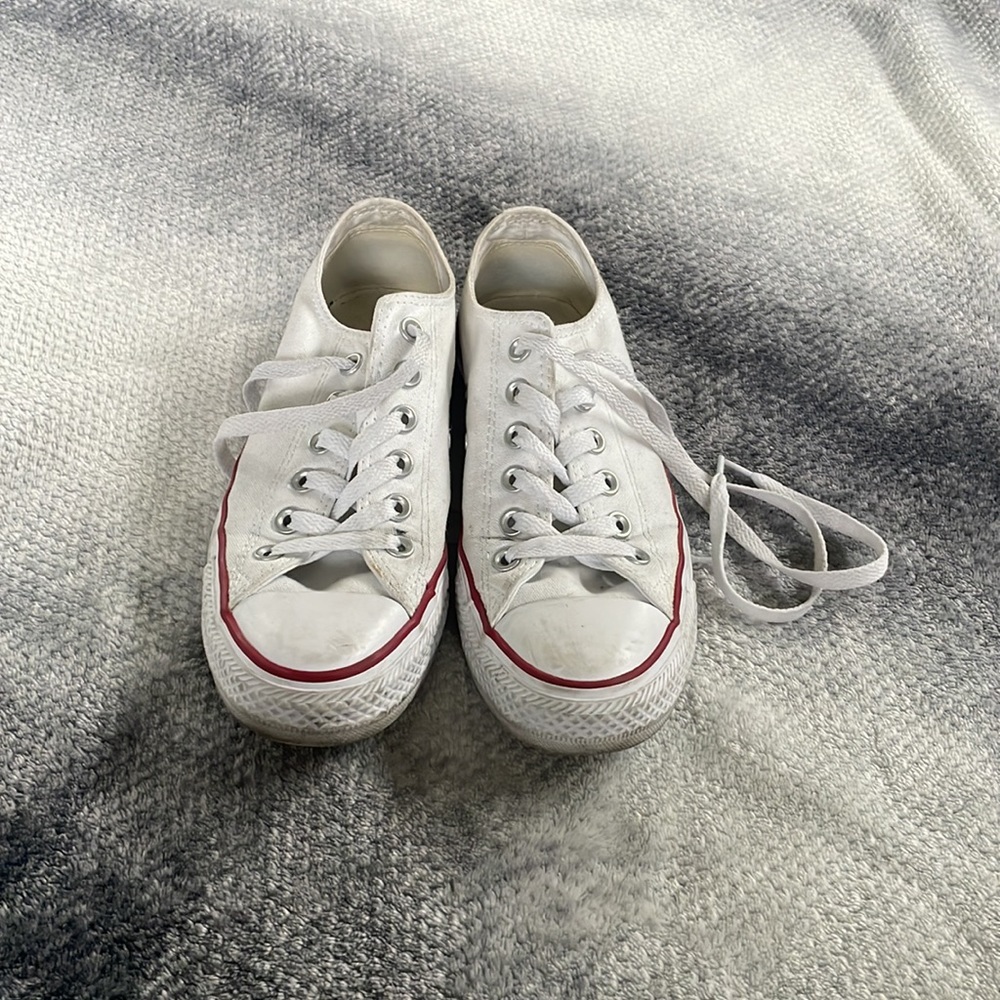 White Converse low tops - Sz 7 - Picture 2 of 5